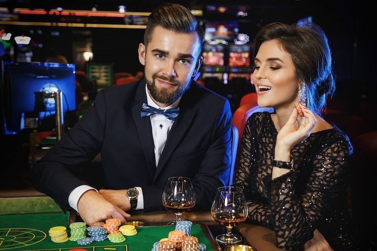 Hadiah turnamen casino live dengan nuansa neon merah muda dan antusiasme peserta